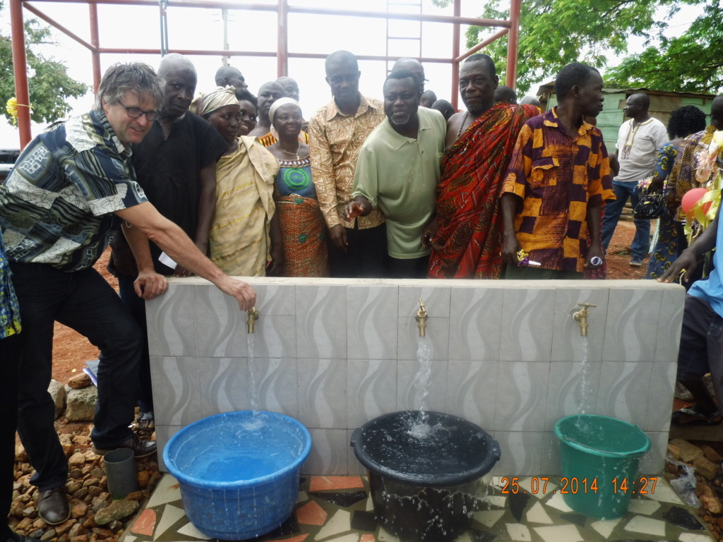 Akim Kotokuom gets potable water with Belgian support.